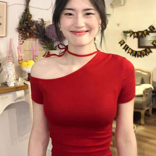 美式复古红色斜领露肩短袖T恤女装夏季辣妹系带挂脖修身百搭上衣