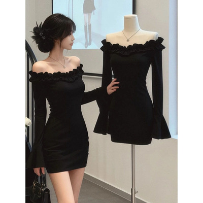 甜辣纯欲一字肩连衣裙女2025秋喇叭袖新款荷叶边露肩紧身包臀短裙