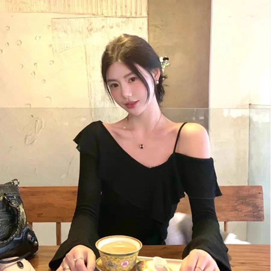 黑色荷叶边斜领吊带上衣女早秋性感辣妹设计感露肩显瘦长袖打底衫