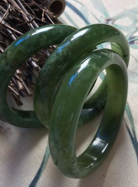 天然岫玉深绿色大口径扁条手镯