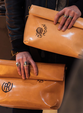 官方代理日本REDMOON红月PR-OVNM-SBW整张牛皮潮流斜挎单肩包背包