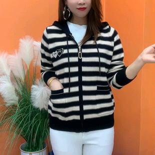 2025春秋开衫洋气中老年妈妈装爱心绣花连帽拉链上衣毛衣外套口袋