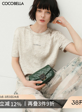 COCOBELLA光泽感缎面压褶字母T恤女夏宽松休闲圆领短袖上衣TS632