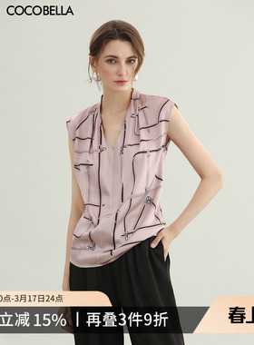 COCOBELLA樱花粉定位印花缎面无袖衬衫女春夏V领捏褶上衣SR3102-3