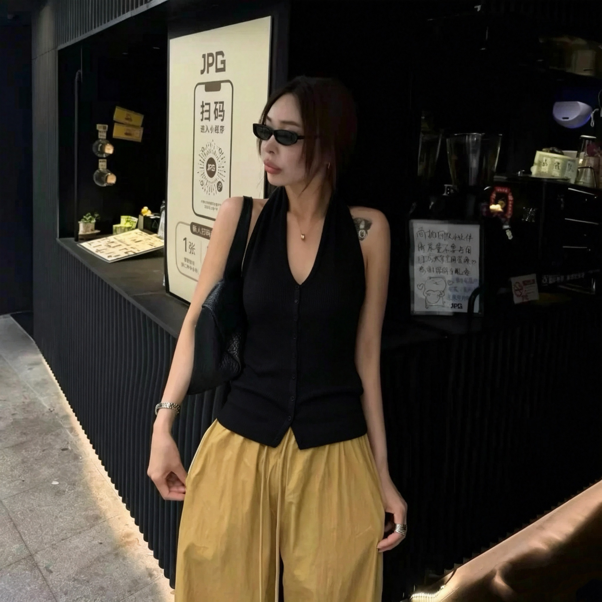 韩系新款设计感小众v领钮扣针织吊带背心女外穿内搭打底无袖上衣