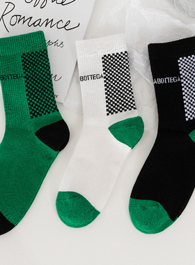 bv黑白绿色棋盘格袜子女潮网红款运动秋冬中筒纯棉配鲨鱼裤的外穿