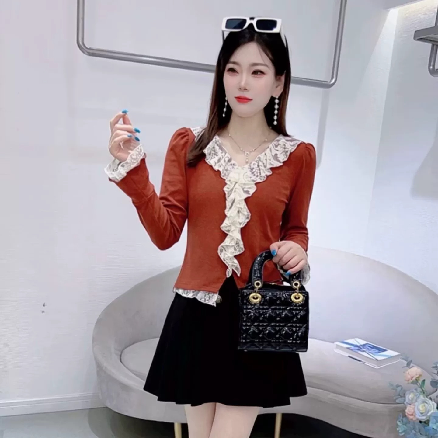 法式V领蕾丝荷叶边显瘦T恤奶茶