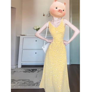 新款 黄色碎花连衣裙子女2025夏季 海边度假风收腰长裙 v领无袖 法式