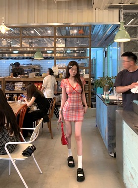 红色格子短袖连衣裙女夏季辣妹包臀短裙高级感显身材低胸v领裙子