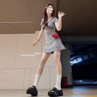 纯欲辣妹收腰包臀短裙 新款 法式 v领蝴蝶结格纹连衣裙子女2025夏季