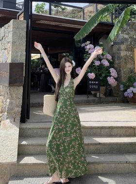 复古绿色碎花挂脖连衣裙女夏季法式度假风裙子v领收腰气质a字长裙