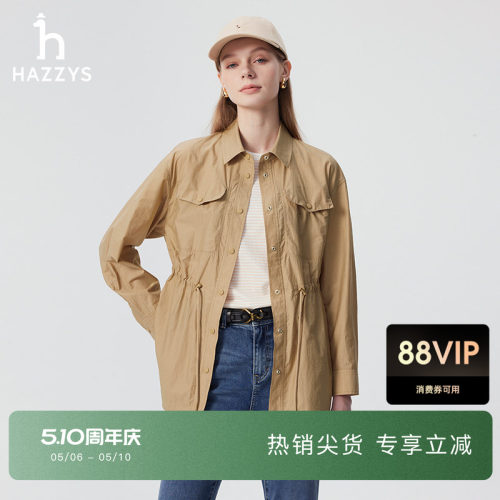 腰部抽绳设计同时兼具功能性和装饰性