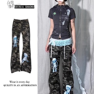 亚比辣妹卡通印花迷彩微喇休闲裤子女设计感低腰修身显瘦喇叭裤子