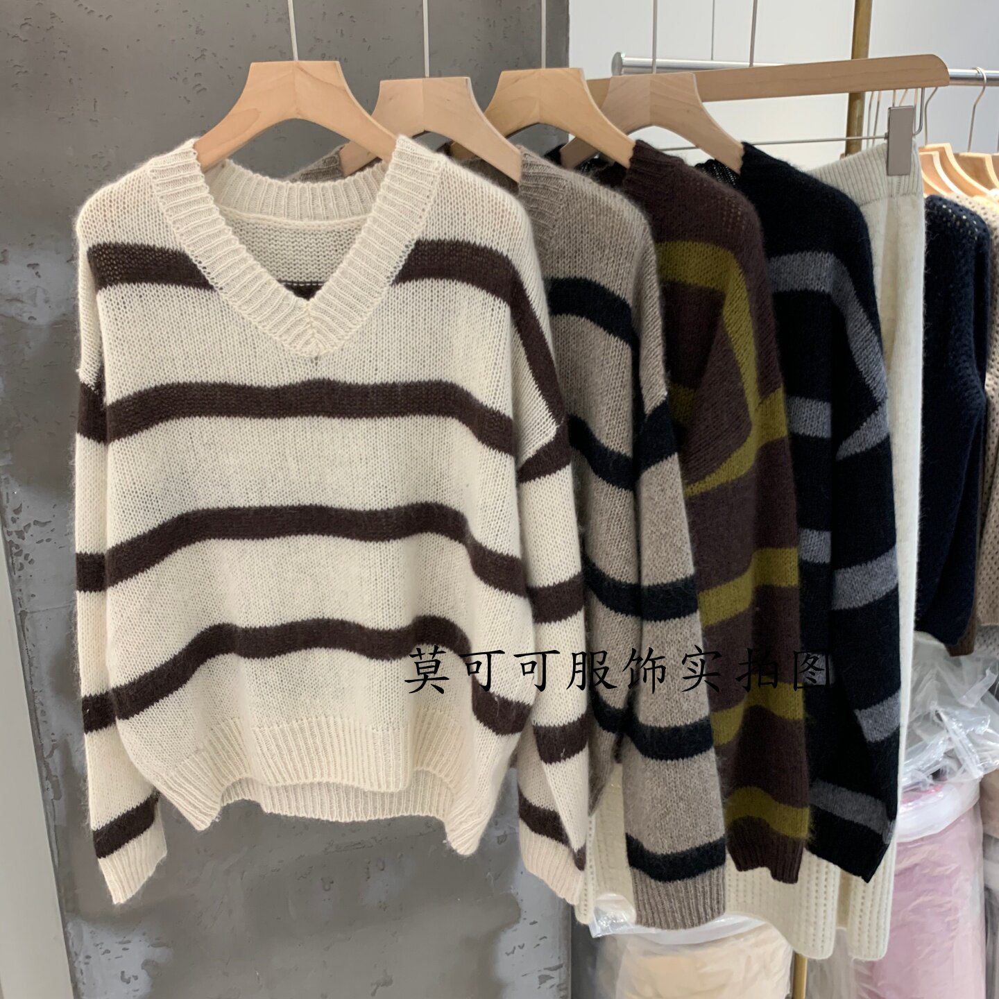 丝绒V领条纹软糯宽松女针织衫