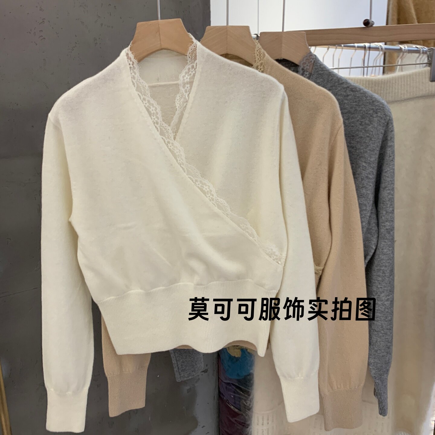 100%绵羊毛蕾丝交叉V领针织衫