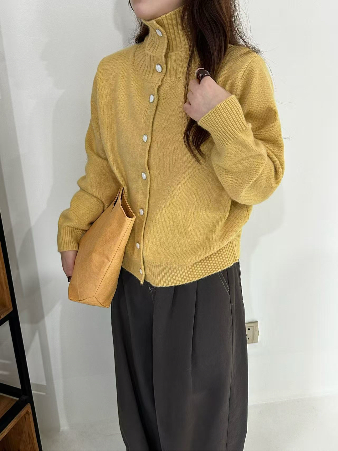 立领单排白扣针织开衫女