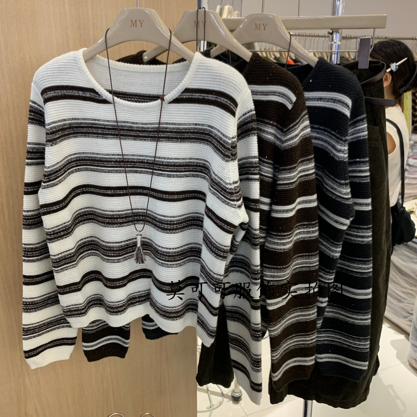 复古撞色条纹圆领套头女针织衫