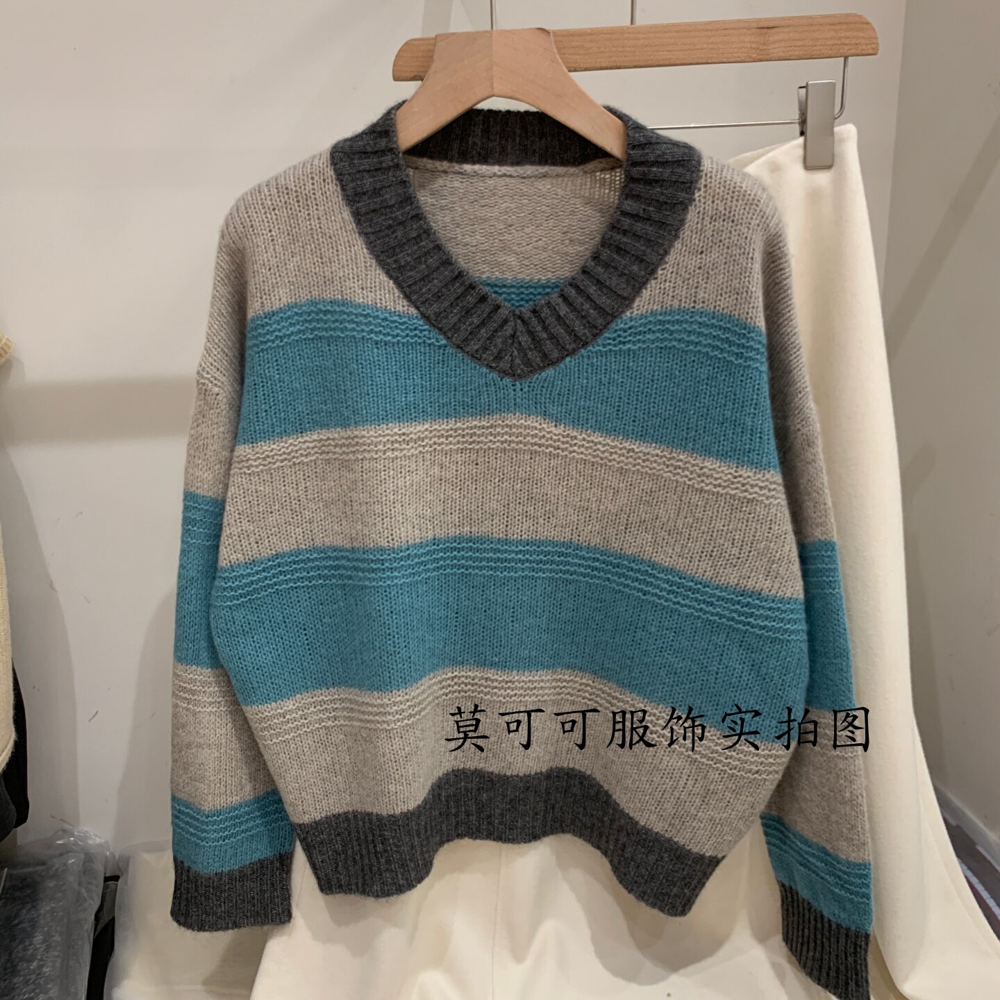 韩系撞色V领宽条纹秋冬针织衫女