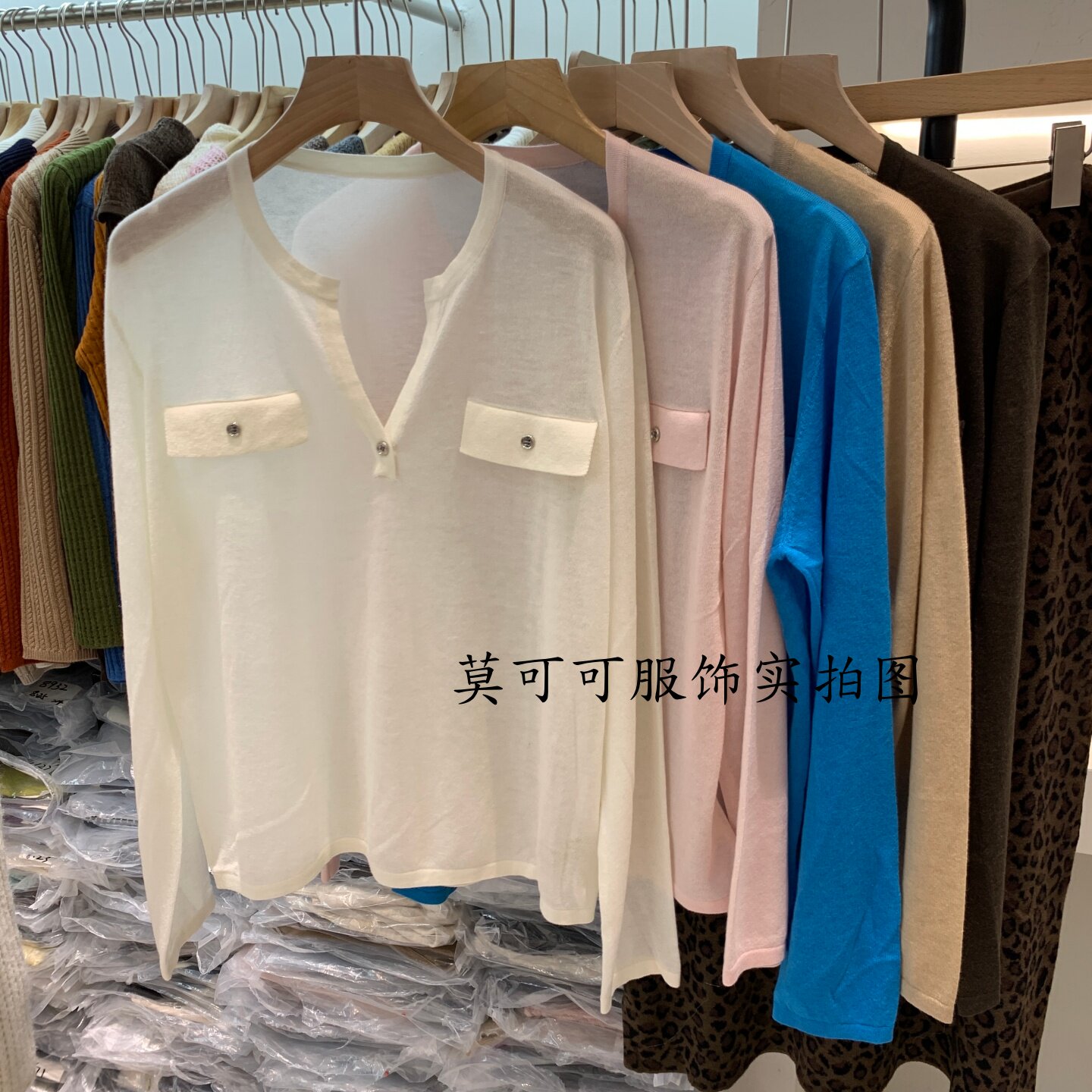 秋季女极简剪刀领半开扣针织衫