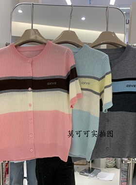 26新款撞色条纹短袖针织衫女圆领单排扣字母刺绣减龄上衣M80010