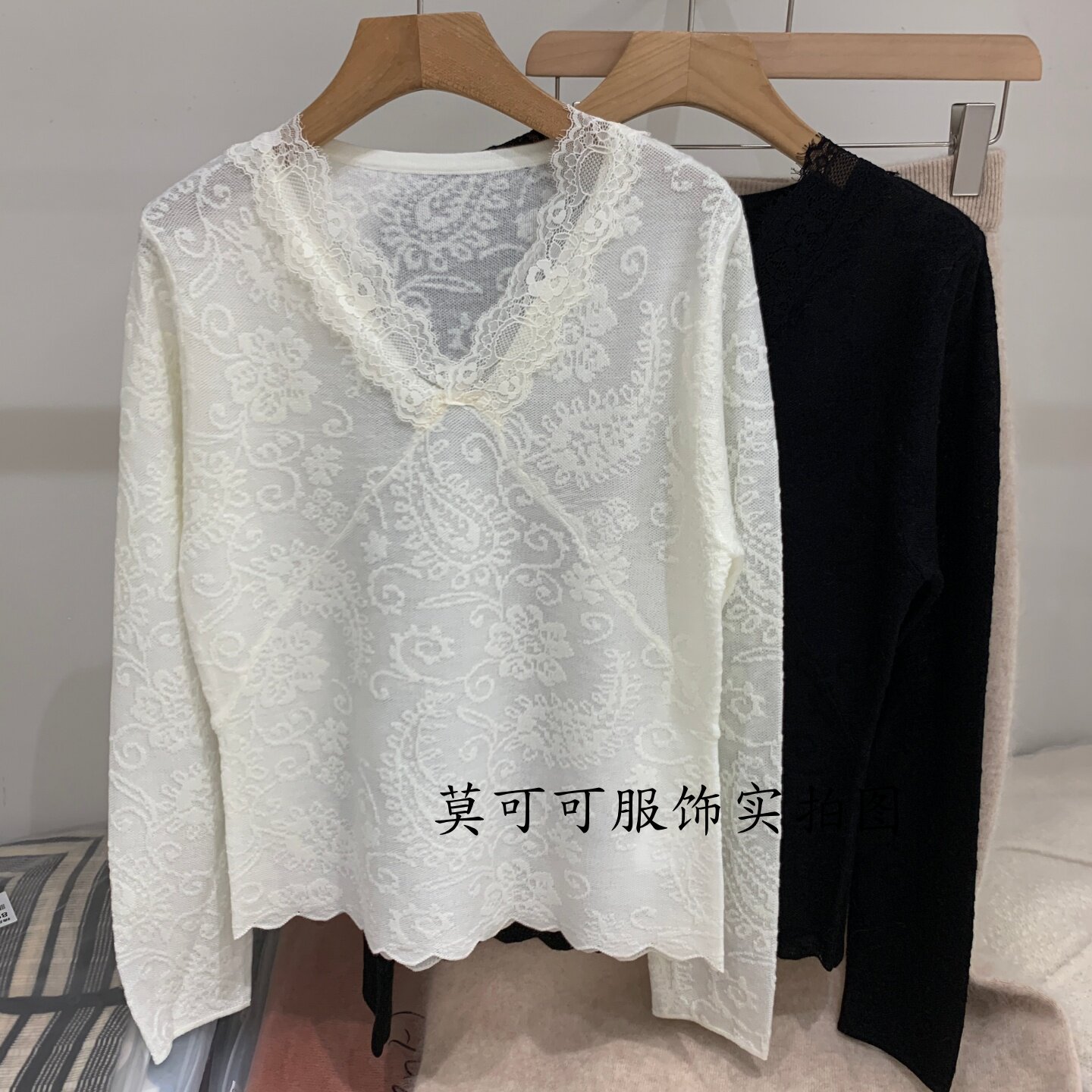 轻奢V领蕾丝显瘦长袖针织衫女