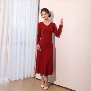 秋冬新款轻熟优雅风V领针织连衣裙女酒红色长袖修身显身材中长裙