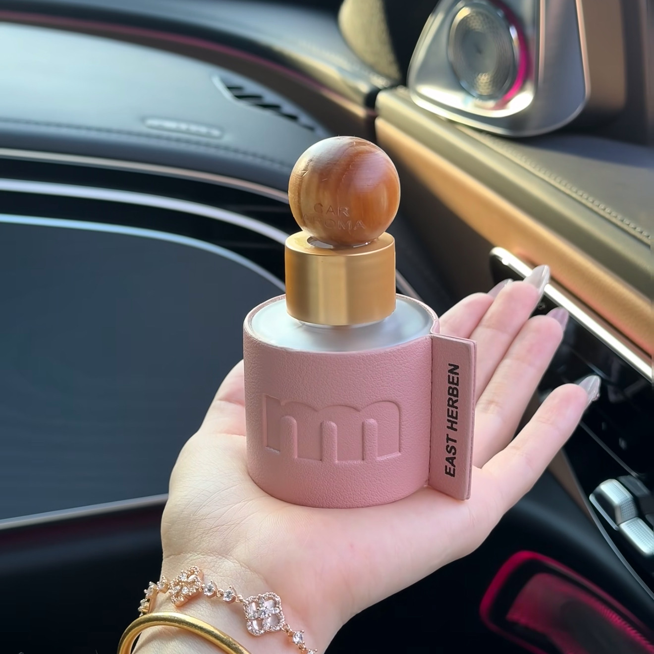 高档车载香薰精油车用芳香除臭香氛摆件伴手礼持久淡香女生木质