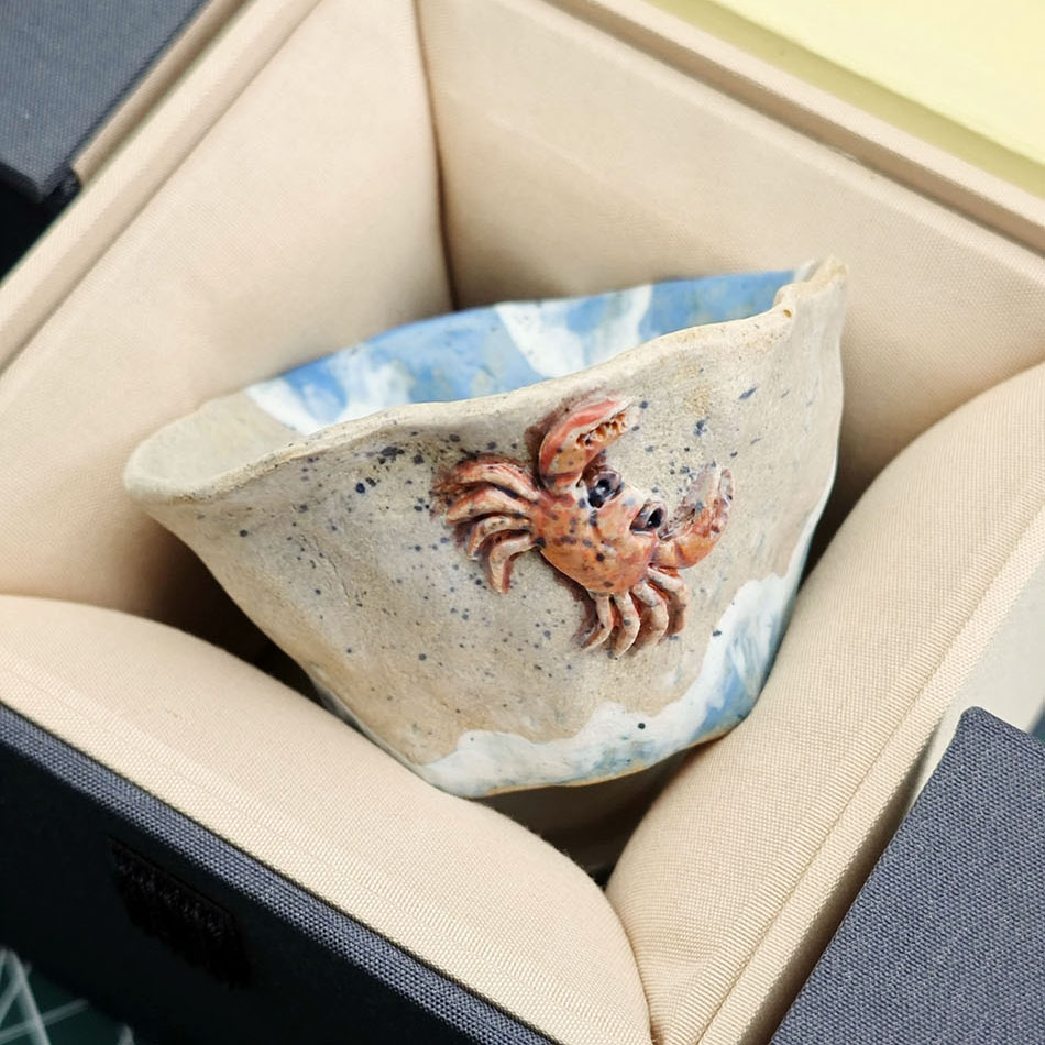手绘釉下彩螃蟹浮雕陶瓷茶杯