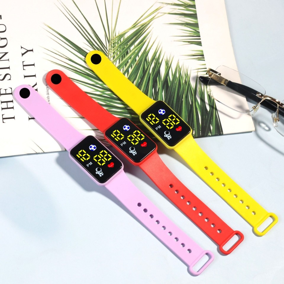 新款学生简约电子手表宇航员可爱超酷手表女孩触摸防水电子表男孩