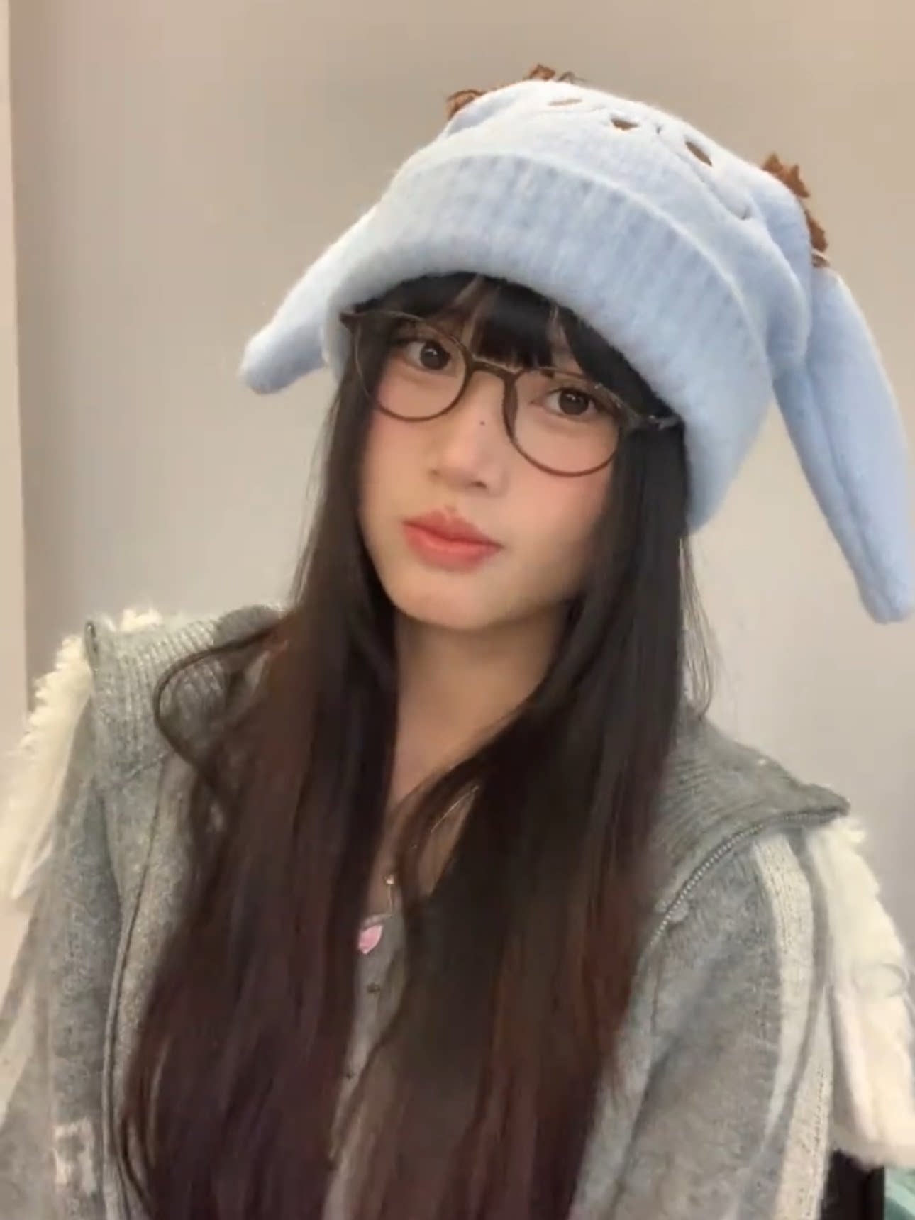 可爱眼镜长耳兔刺绣毛线帽2025新款冬季百搭显脸小毛绒白色针织帽