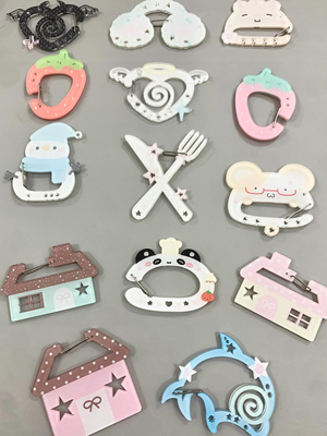 可爱卡通登山扣萌萌钥匙扣2025新款刀叉痛包挂件配饰亚克力钥匙扣