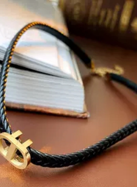 达令 钛钢字母D皮革颈链 辣妹锁骨链 甜酷风项圈 黑色脖子颈带