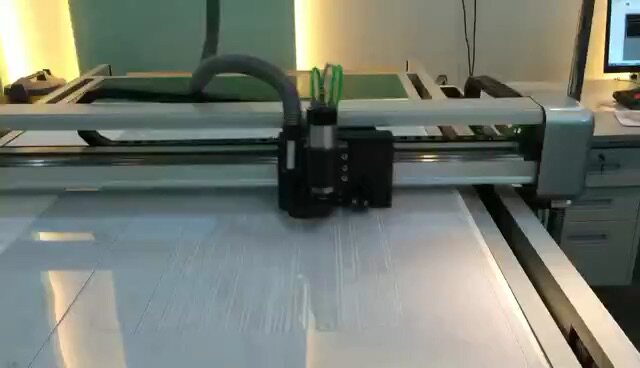新雳模板切割机PVC高速驱动