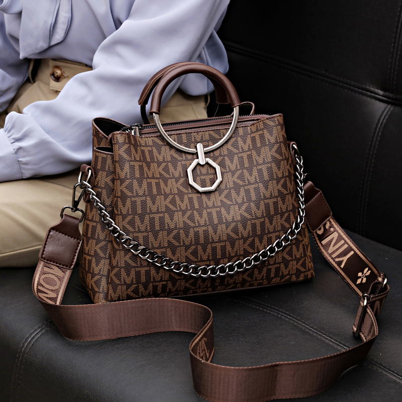 时尚大气水桶包洋气百搭斜挎女包