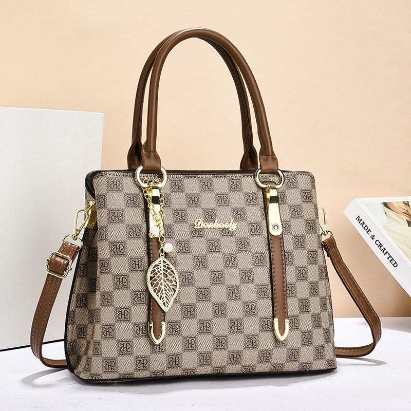 轻奢高级感包包女2025新款潮时尚妈妈手提包秋冬百搭斜挎中年女包