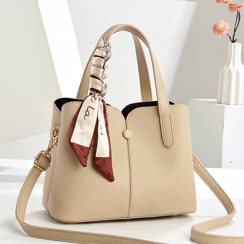 精致通勤包包女2026夏新款简约软皮女士斜挎手提包轻便百搭小拎包