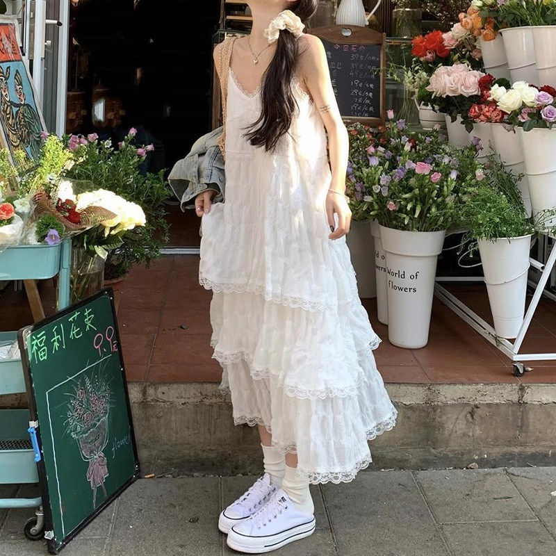 白色吊带洋装女夏日绝美