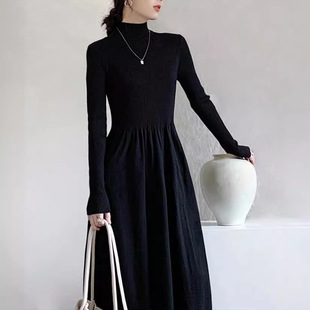 秋季配大衣内搭赫本风法式毛衣裙黑色半高领打底针织连衣裙女
