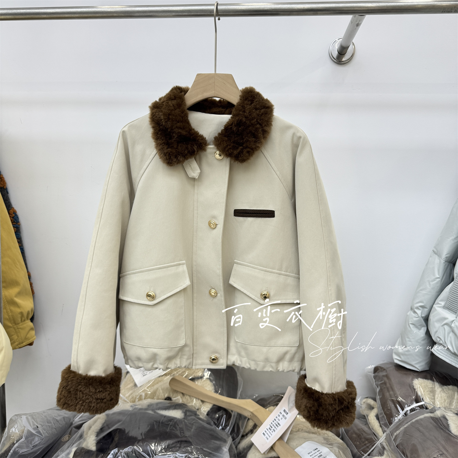 时尚同款羽绒内胆拼接羊羔毛翻领短外套女2025秋冬加厚保暖上衣