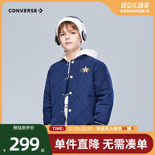 胸前背后皆饰有撞色LOGO，时尚吸睛