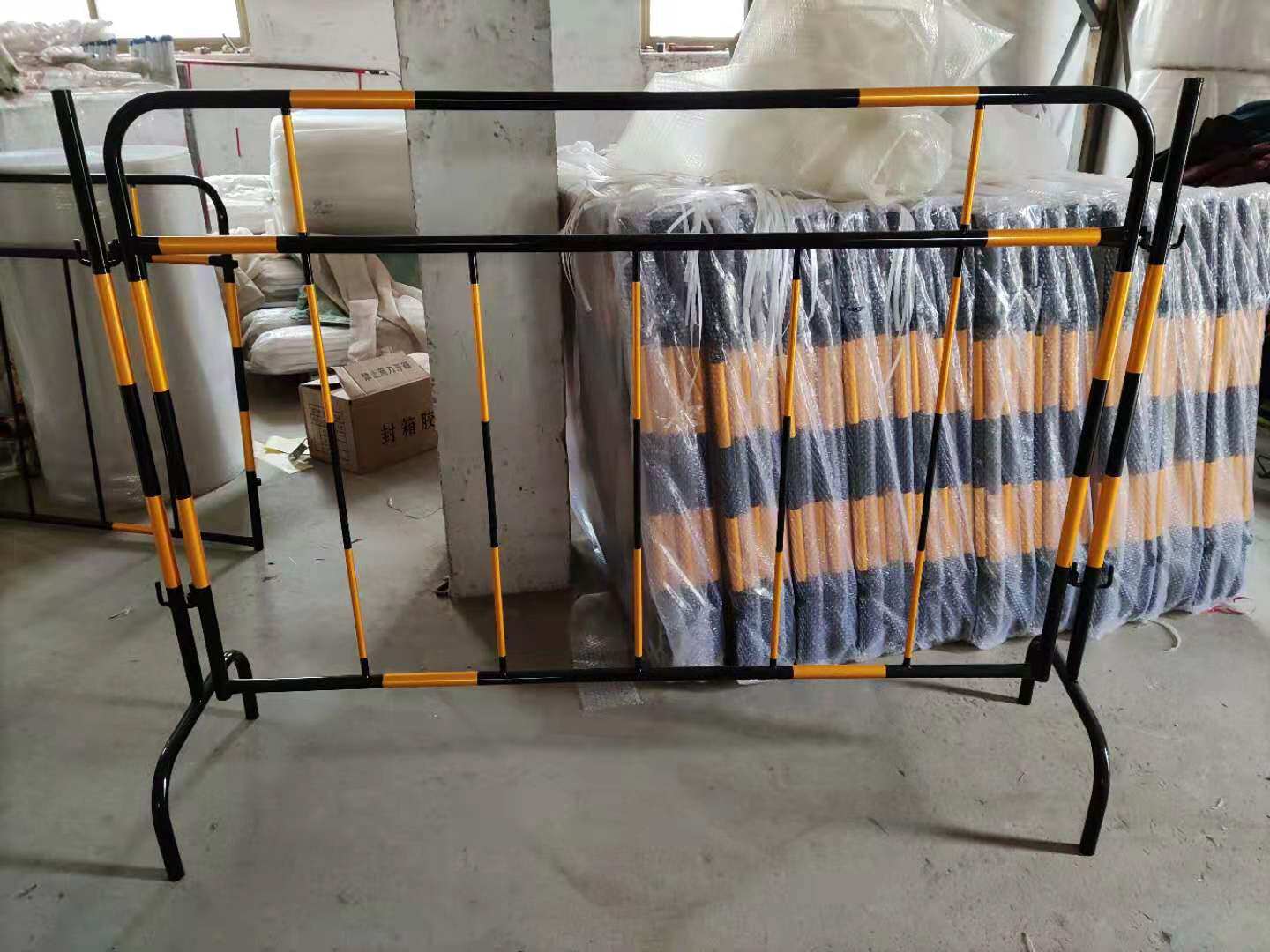 红白围栏市政围栏电力施工锌围栏马钢铁绝缘门型相间铁质硬质护栏