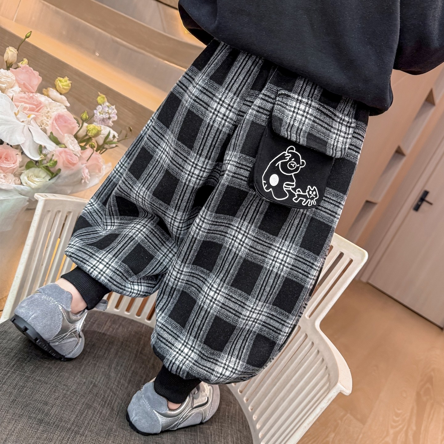 女童运动卫裤春秋款2025新款儿童卡通休闲裤秋装女宝宝束脚格子裤