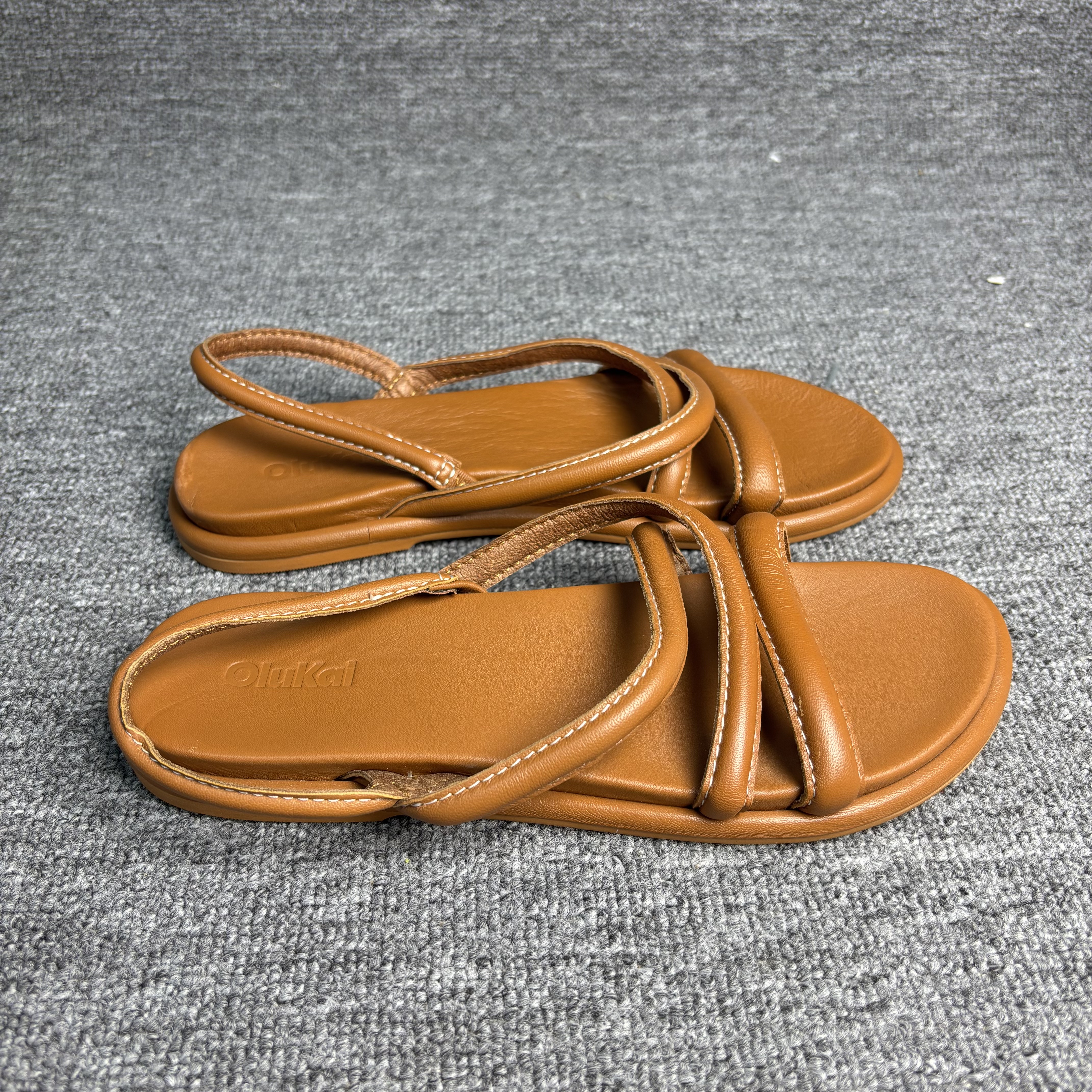 夏威夷品牌 OluKai 的日常休闲凉鞋，焦糖棕黑色双色可选