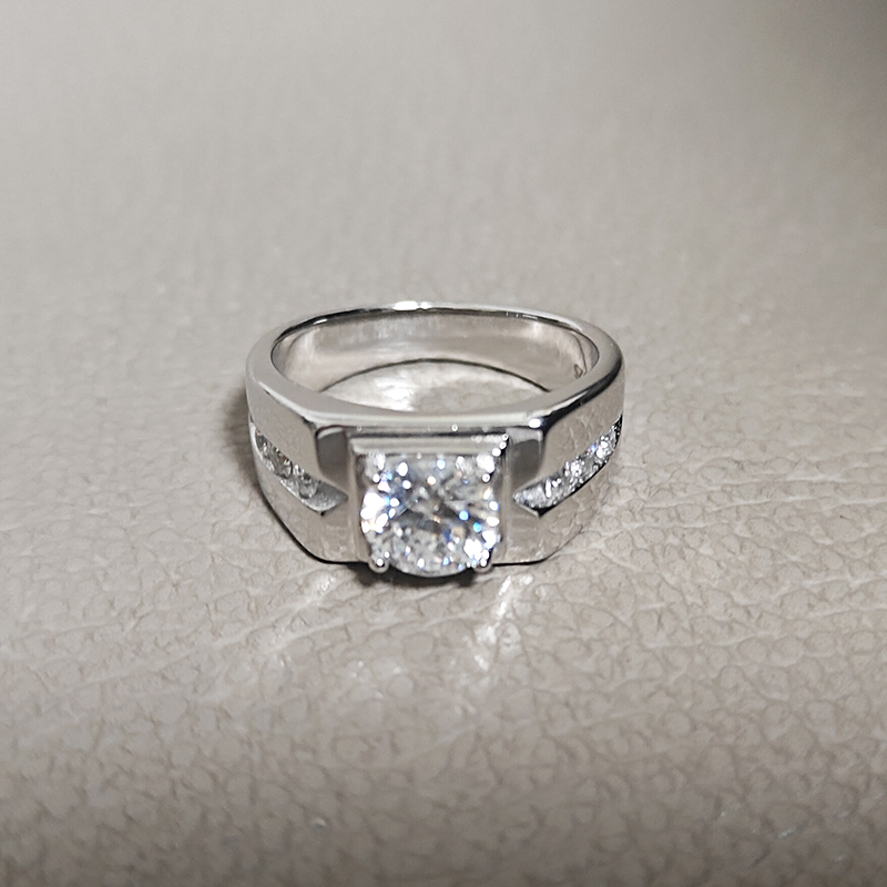 霸气纯银镶1克拉莫桑钻戒指