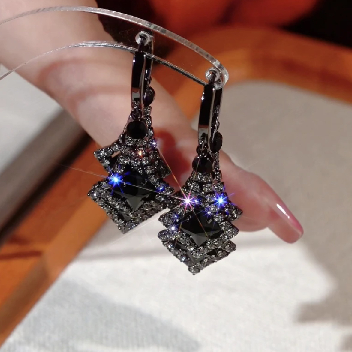 时尚黑色锆石菱形耳环女高级感水晶耳扣2025年新款轻奢百搭耳饰品