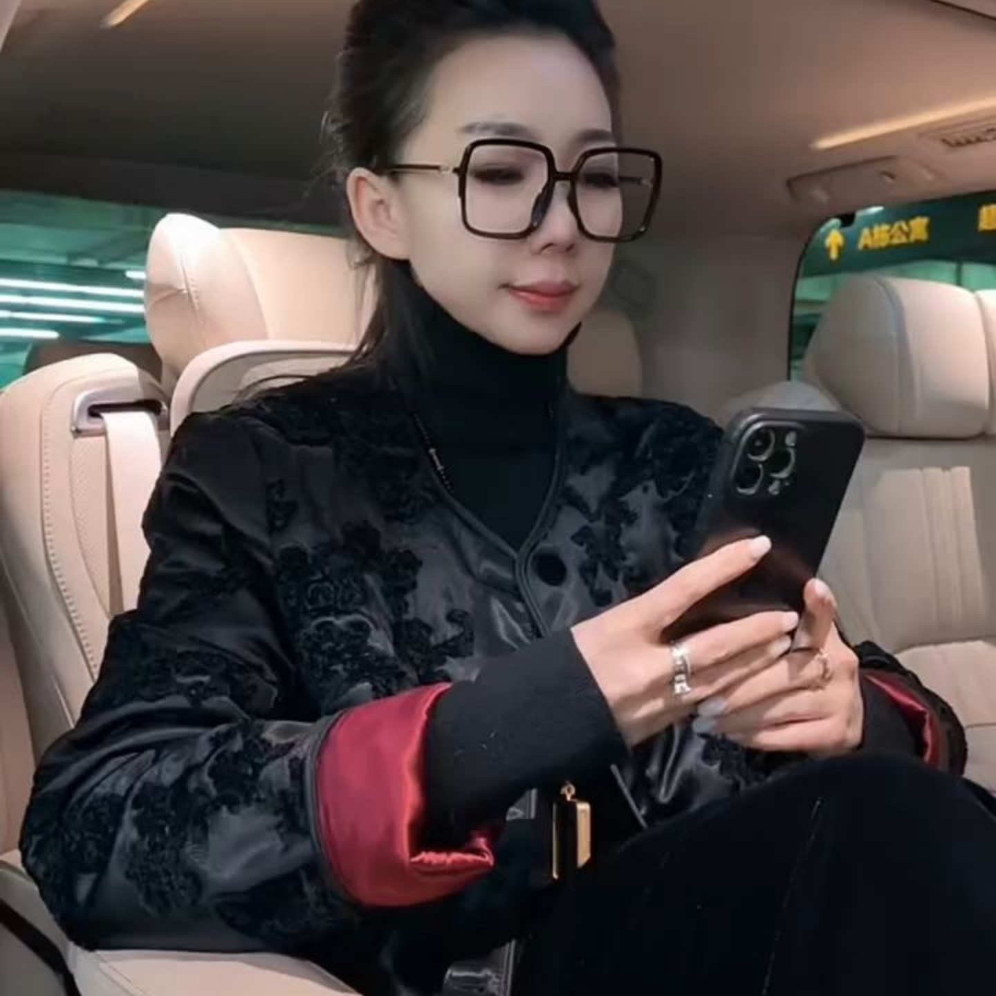 秋冬季时尚百搭气质显白新中式重工浮雕刺绣撞色红袖国风外套上衣