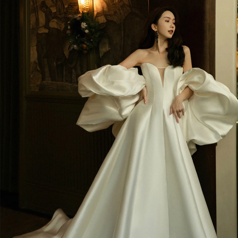 新娘法式缎面婚纱奢华高端大裙摆优雅小众设计感有袖披肩酒店婚纱