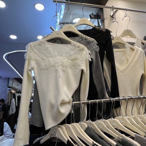 十三行2025秋冬新款法式蕾丝拼接针织衫女修身显瘦长袖打底衫上衣