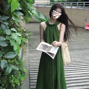 2026夏季法式挂脖式气质收腰慵懒风度假连衣裙森系显白露肩长裙子