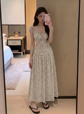 法式波点挂脖系带连衣裙女夏季新款收腰褶皱大摆显瘦绝美碎花长裙